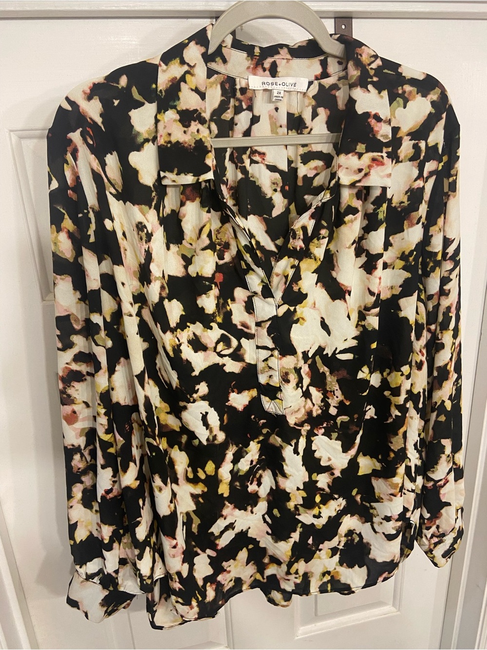 Rose & Olive 2X Black Floral V-Neck Long Sleeve Blouse